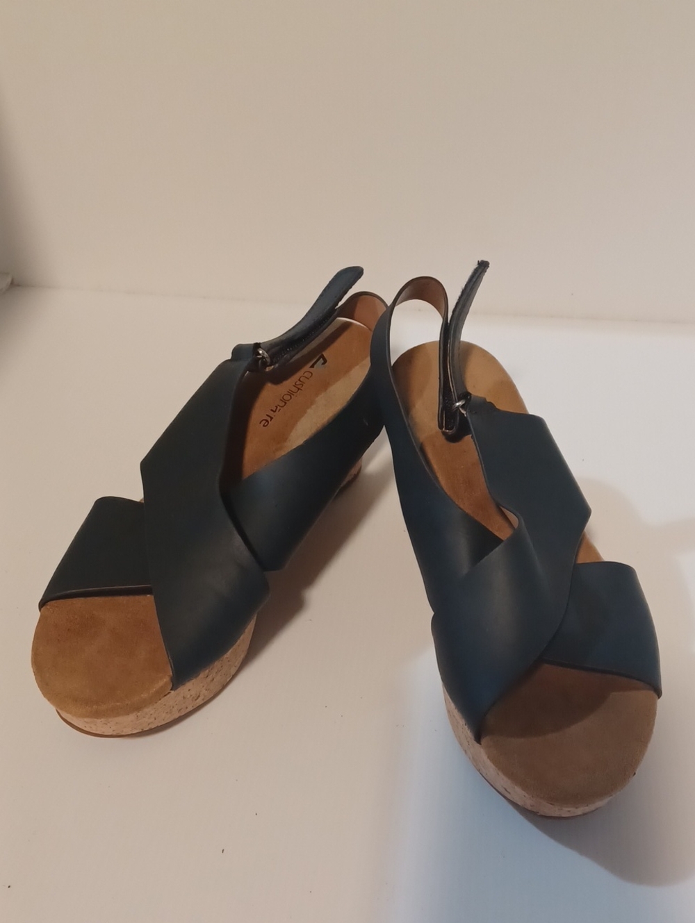 Cushioned Air Black  Criss Cross Cork   Womens Wedge  Sandals 8